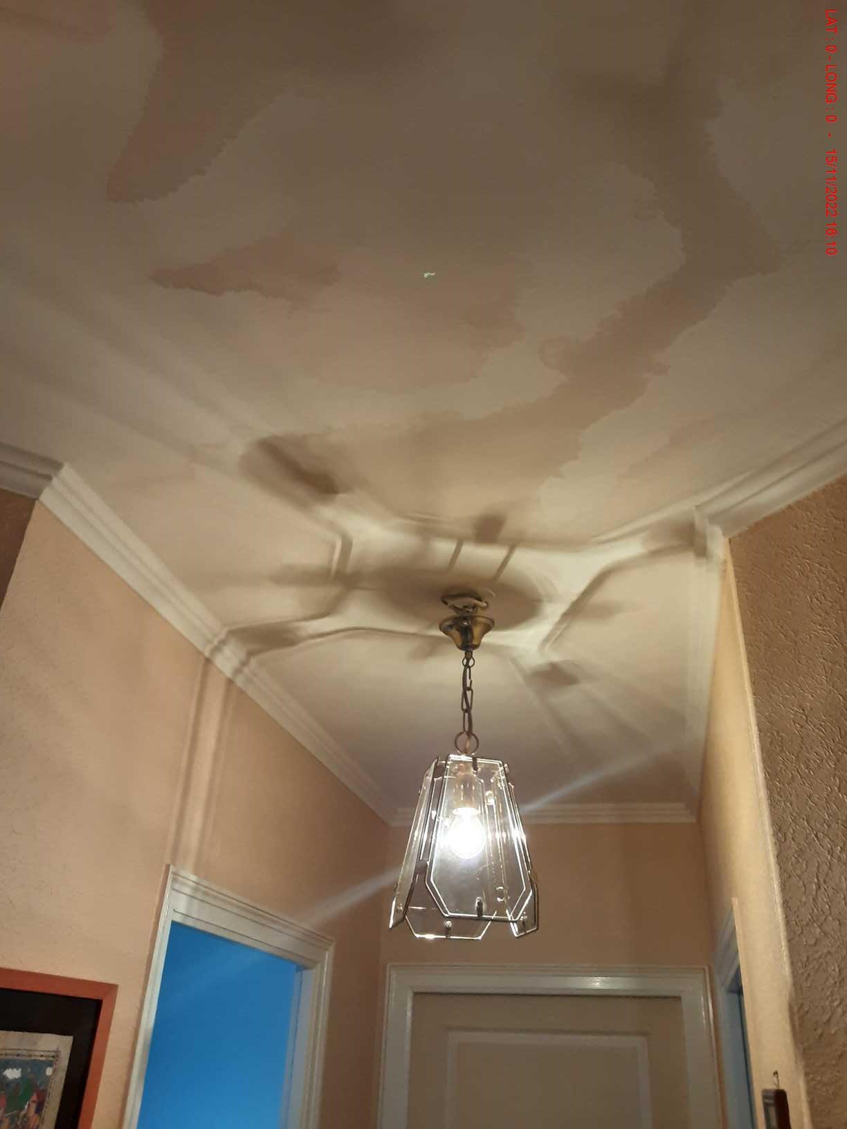Auréoles d'humidité au plafond d'une maison ancienne avant travaux