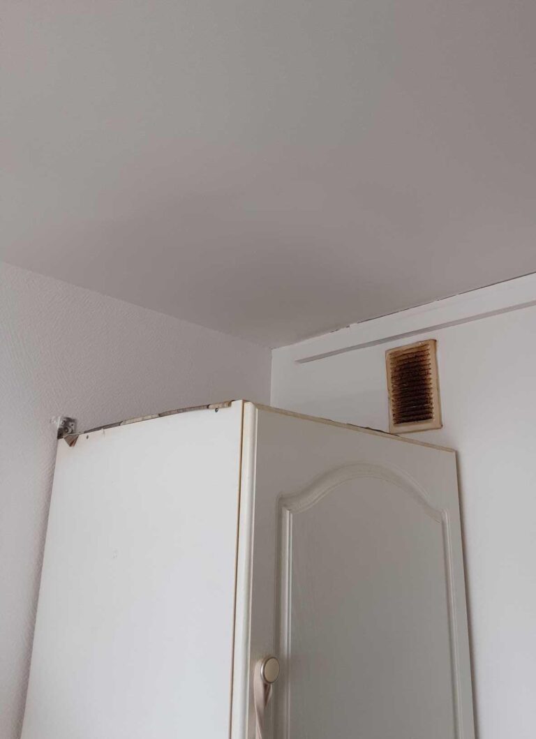 Murs et plafond de cuisine remis à neuf après traitement de l'humidité