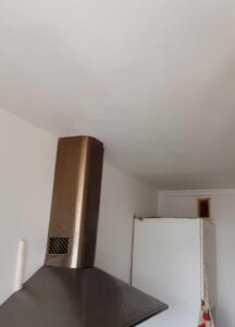 Murs et plafond de cuisine remis à neuf après traitement de l'humidité