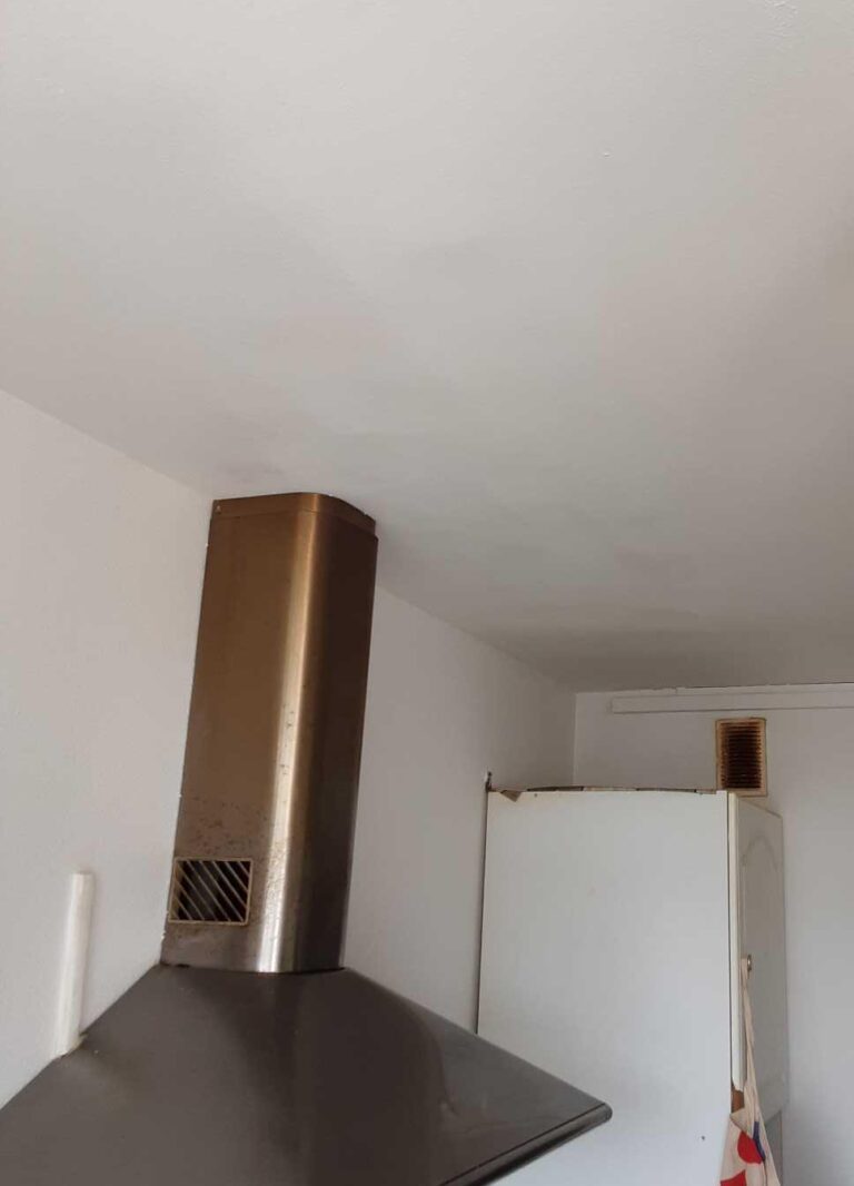 Murs et plafond de cuisine remis à neuf après traitement de l'humidité