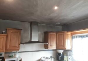Murs et plafond de cuisine noircis par la fumée après un départ de feu