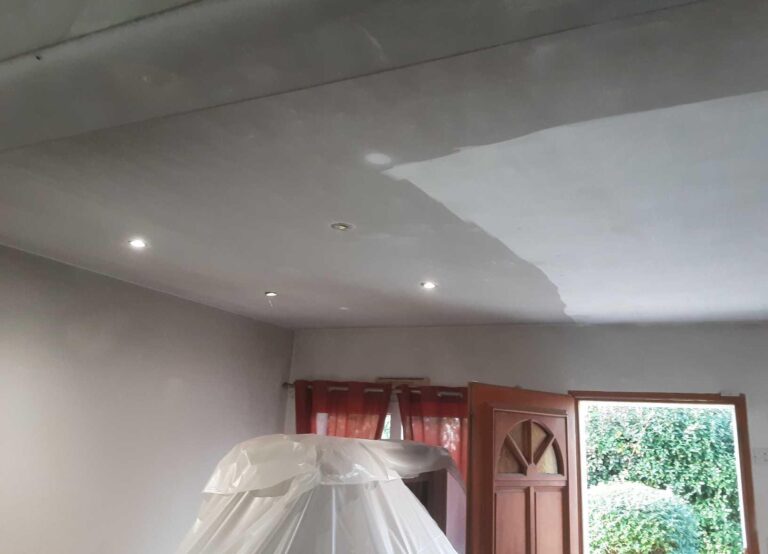 Cuisine décontaminée avec peintures murs et plafond refaites après incendie