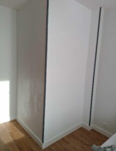 Chambre avec murs assainis, peinture neuve et plinthes remplacées